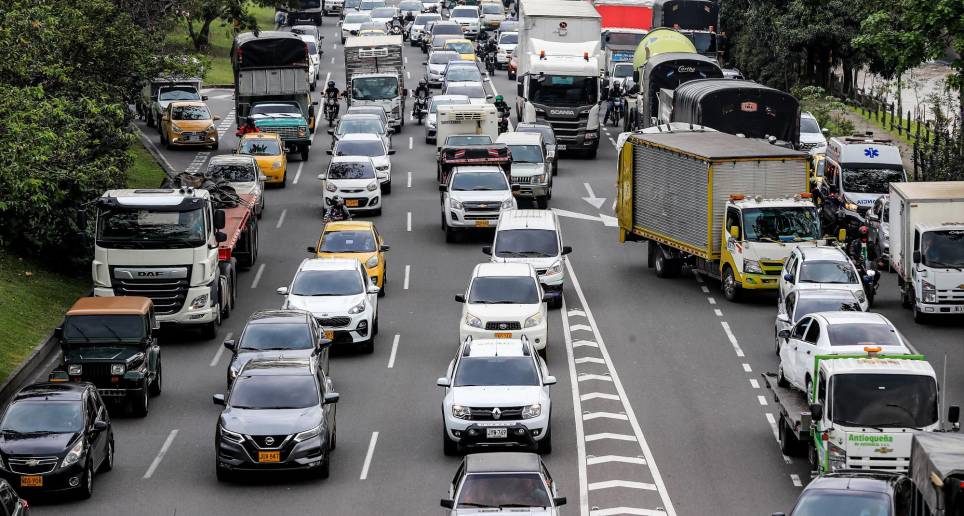 Las autoridades del Valle de Aburrá buscan con esta medida que disminuyan las congestiones en las vías. FOTO: JAIME PÉREZ