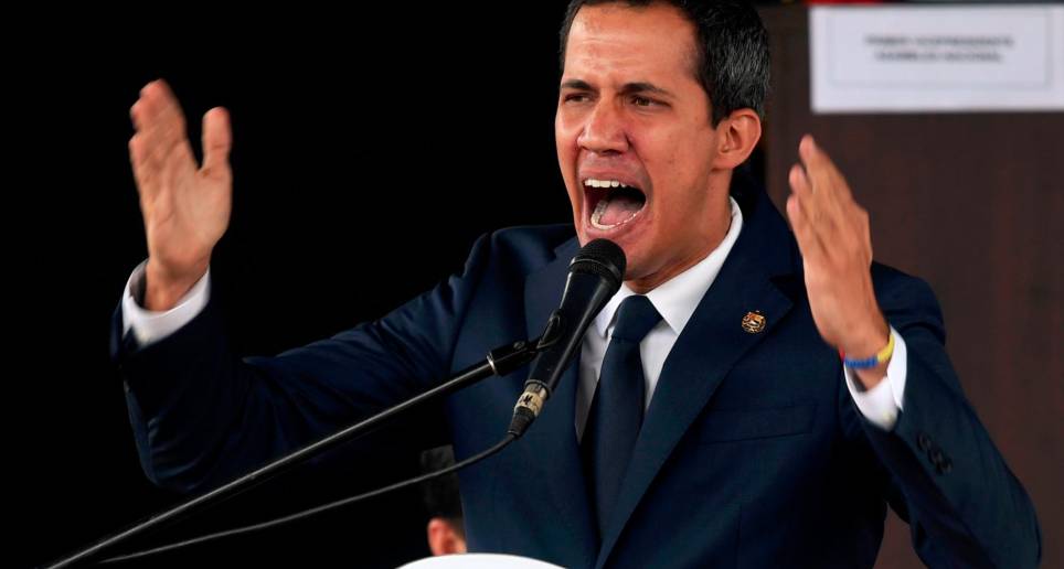 El opositor Juan Guaidó se juramentó como presidente interino en febrero de 2019. FOTO: AFP