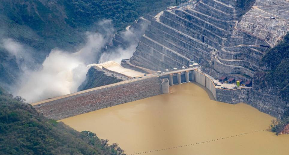 Las labores de búsqueda de los tres trabajadores que cayeron al embalse de Hidroituango se efectúan con apoyo de drones y la asistencia técnica del equipo de Manejo de Desastres del Dagrán. FOTO JUAN ANTONIO SÁNCHEZ