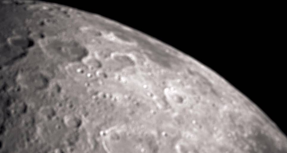 Sector de la superficie lunar cercano al polo norte Foto: La NASA