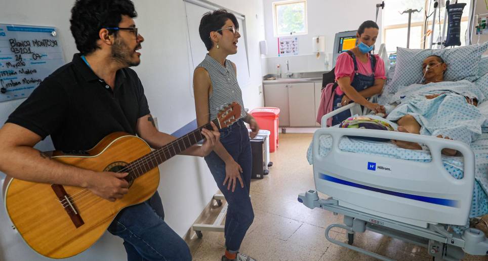 Anderson Medina Ríos y María José Sánchez acompañan con canciones a las personas que están enfermas y sus familiares, quienes atraviesan momentos difíciles. FOTO: Manuel Saldarriaga