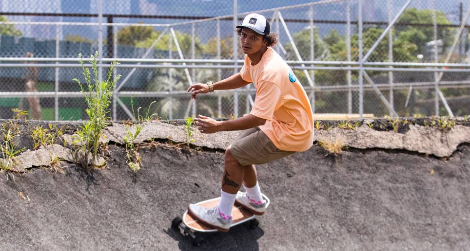 Gracias a las luchas de Camilo Ortiz, Antioquia está cerca de tener Liga de surf. En Medellín este deportista se las ingenia para mejorar su técnica en una pista de velocidad y en patineta. FOTO MANUEL SALDARRIAGA