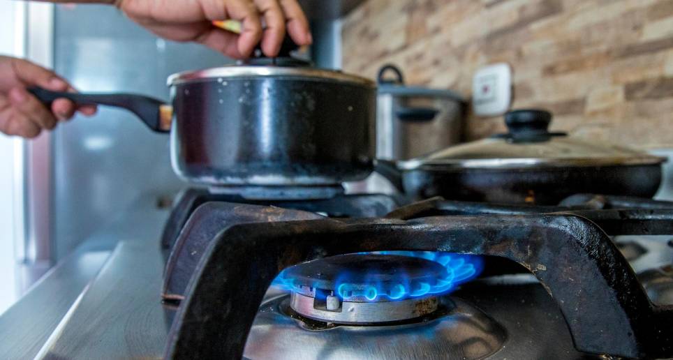 Entre las recomendaciones está que, en la medida en que vaya llegando el servicio, evitar abrir las llaves de gas. Foto: Juan Antonio Sánchez