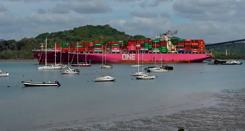 Los buques más grandes tendrán que reducir sus calados, lo bajo que se sientan en el agua, transportando menos o reduciendo el peso de sus cargamentos a partir de este 24 de mayo. FOTO AFP