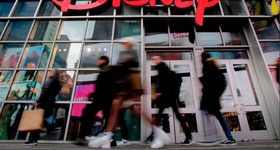 Disney World tiene parques temáticos, centro deportivo, centro comercial, 25 hoteles, policía y bomberos propios y 80 mil empleados. FOTO GETTY