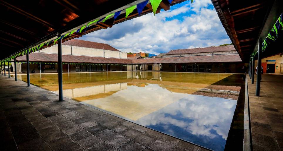 El espejo del agua es una invitación a conectar el mundo con el cielo a partir de la contemplación. Además es uno de los rasgos principales de la Biblioteca. Foto: Jaime Pérez. 