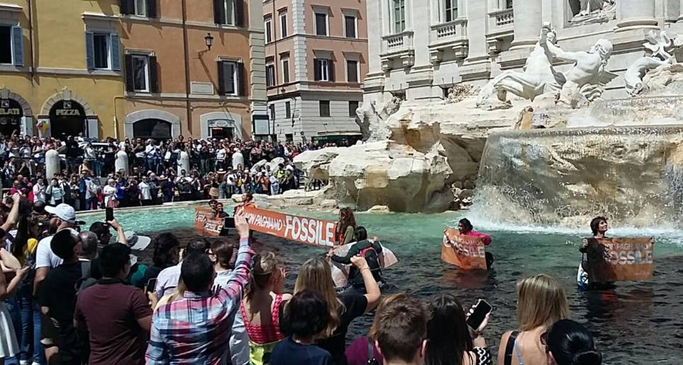 Los activistas vertieron en el agua un líquido a base de carbón vegetal. FOTO: AFP