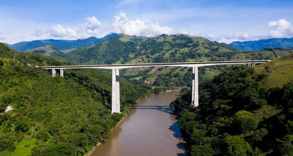 El megapuente sobre el río Cauca, de la concesión Pacífico 2, tiene 112,5 metros de altura. FOTO: ESTEBAN VANEGAS