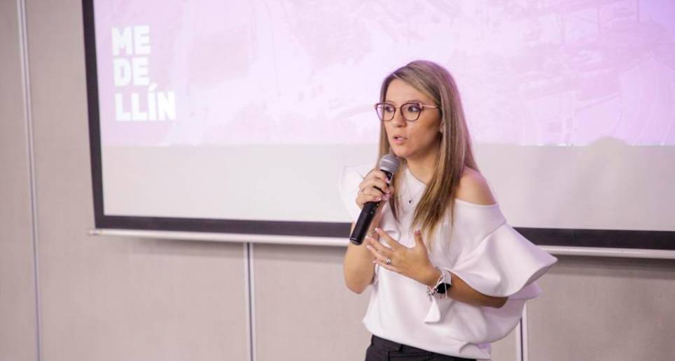 Karen Delgado era desde enero de 2020 la secretaria de Suministros y Servicios de Medellín. FOTO tomada de Twitter