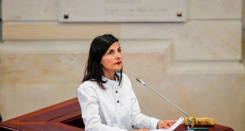 La ministra de Minas y Energía, Irene Vélez, durante un debate de control político en el Congreso donde se discutió la situación del sector energético. FOTO: COLPRENSA - MARIANO VIMOS.
