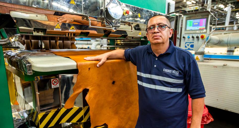 José Harvey Cortés es uno de los cerca de 300 operarios de la planta de Cueros Vélez en Amagá. Hace 28 años trabaja en el proceso de acabado del cuero. Aquí, los hechos que han ligado su historia con el material. FOTO: Carlos Velásquez.