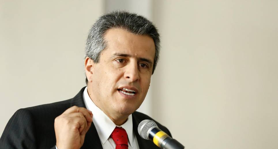 Luis Fernando Velasco se ha convertido en una pieza clave para el gobierno de Gustavo Petro. Foto: Colprensa-Juan Páez