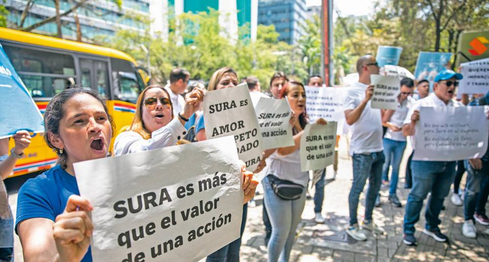 Trabajadores de Sura, Argos y Nutresa se manifestaron ayer en la Avenida El Poblado, en Medellín. FOTO CARLOS VELÁSQUEZ