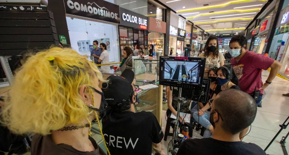 Rodaje de la película Sandra, de la directora paisa Yennifer Uribe, en el centro comercial Mayorca de Sabaneta en 2021 . FOTO el colombiano