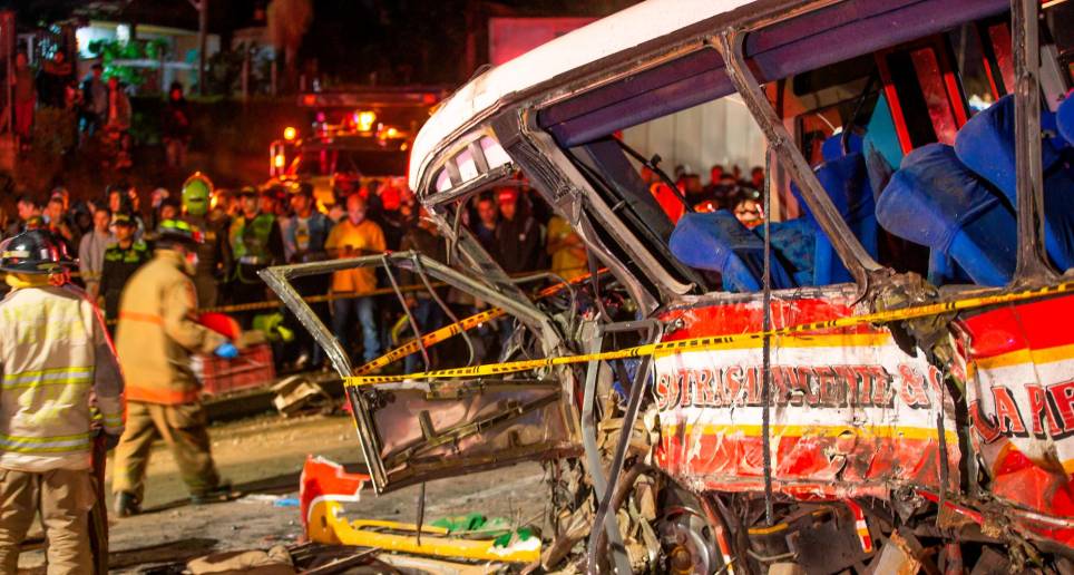 El siniestro ocurrido la noche del lunes en la autopista Medellín - Bogotá dejó un saldo de tres personas muertas y 12 heridas. Las muertes en las vías del país van en aumento, según las cifras. FOTO Esneyder gutiérrez
