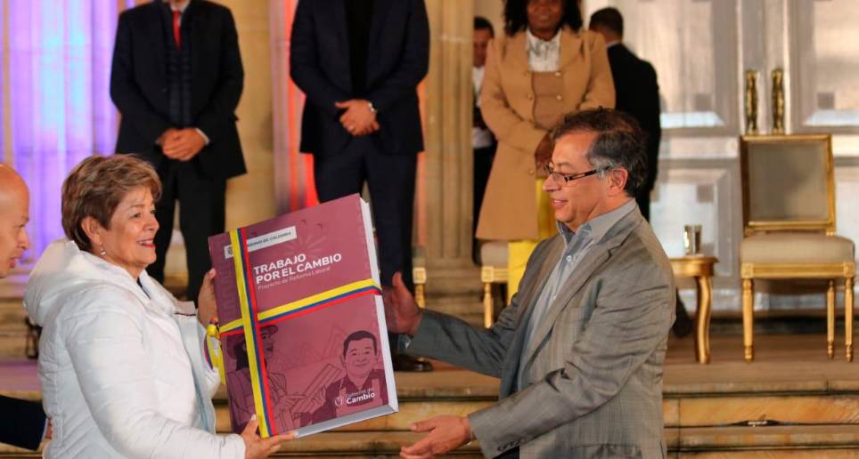 Gloria Inés Ramírez (izq.), ministra de Trabajo, y el presidente, Gustavo Petro (der.), anoche durante la radicación simbólica de la reforma laboral. FOTO MINISTERIO DE TRABAJO