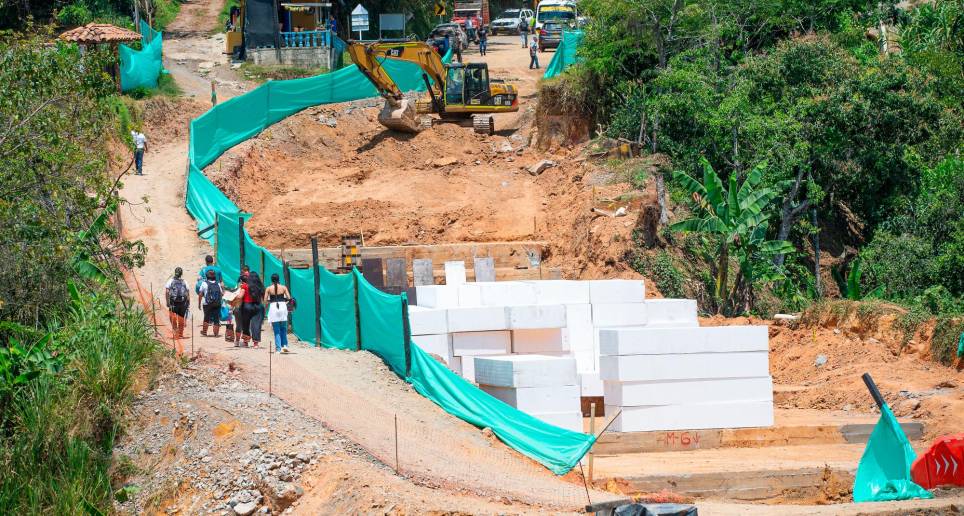 Los trabajos para reparar la vía a Santa Bárbara en la Quiebra de Guamito son complejos y los ha afectado el invierno y la dimensión de la falla. En abril se daría paso a los vehículos pequeños. FOTO Esneyder Gutiérrez