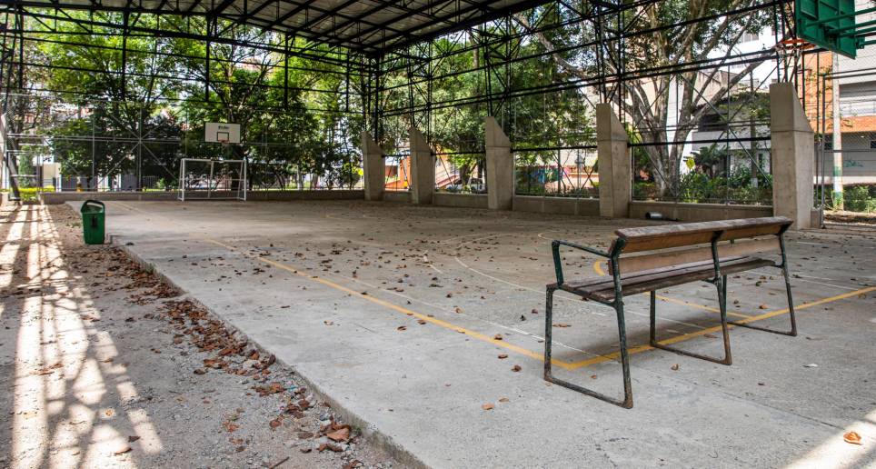 La Alcaldía lleva 10 meses ‘amagando’ con entregar una cancha en el barrio Los Colores