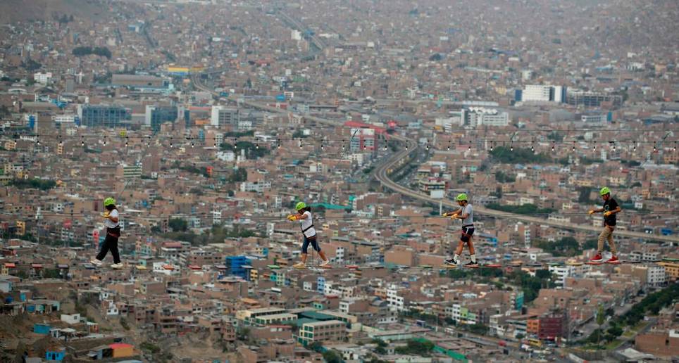El puente colgante está ubicado en el sector conocido como las Lomas del Mirador, en San Juan de Lurigancho, considerado el más poblado de Lima. Foto: EFE 