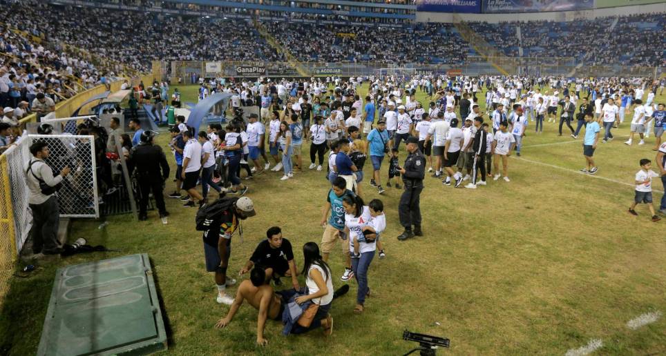 La estampida en el estadio Cuscatlán dejó 12 fallecidos y 88 personas fueron hospitalizadas. FOTO AFP