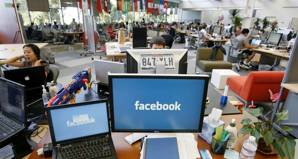 La empresa de redes sociales más grande del mundo está eliminando más puestos de trabajo, además de una reducción del 13 % en noviembre, en un intento por convertirse en una organización más eficiente. FOTO Archivo