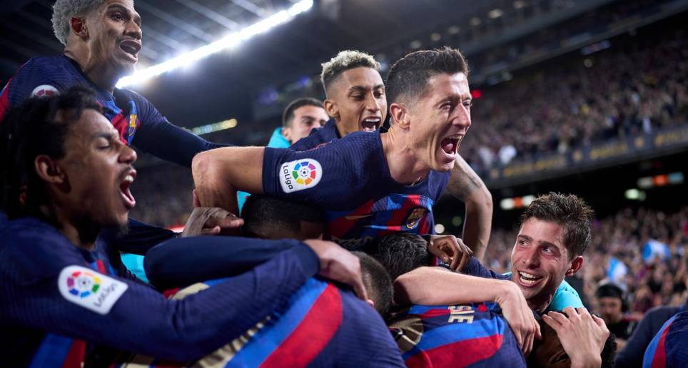 La algarabía en el festejo de los jugadores del Barcelona, después de la anotación de último minuto de Kessie que les dio el triunfo 2-1 en el clásico español sobre el Real Madrid. FOTO getty