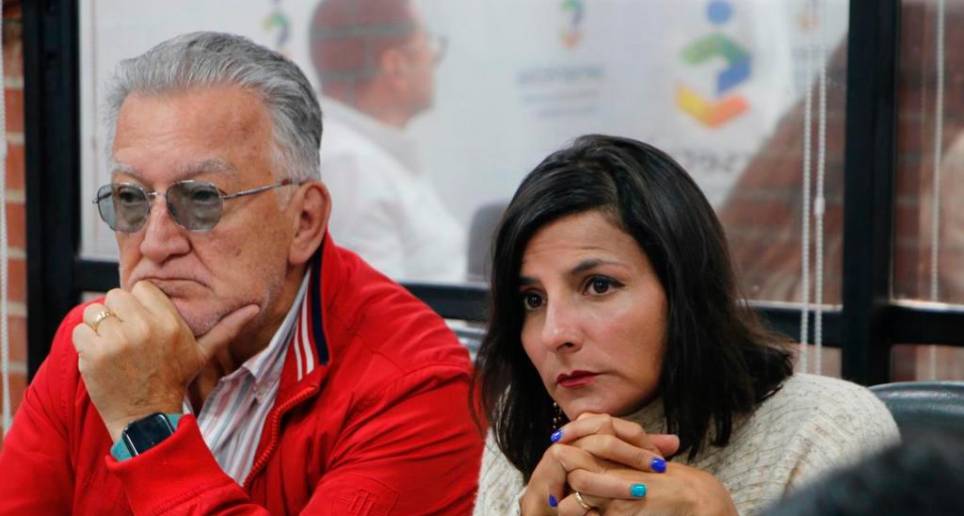 El superintendente de Servicios, Dagoberto Quiroga, y la ministra de Minas y Energía, Irene Vélez. FOTO: Cortesía Superservicios