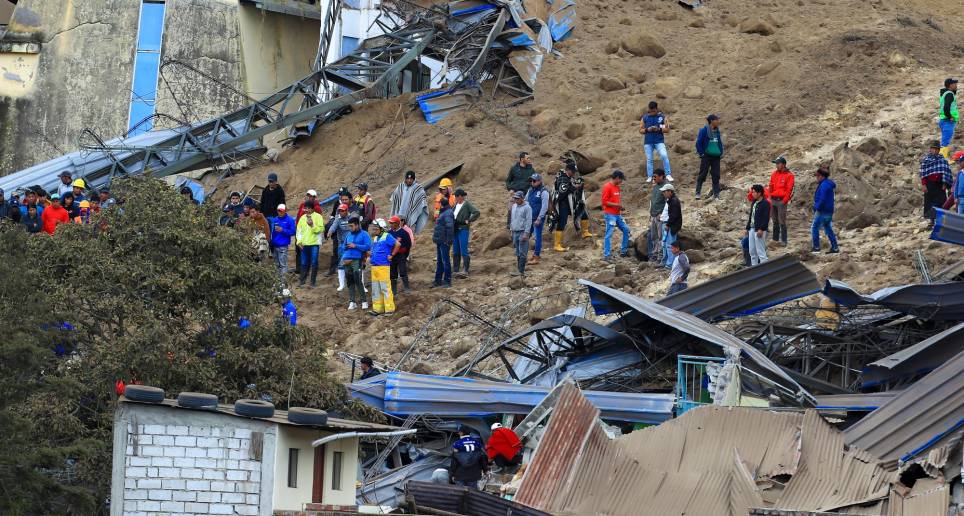 Los indicios de que el enorme alud de tierra iba a suceder venían dándose desde los primeros días de diciembre de 2022, cuando una carretera comenzó a hundirse. En un informe del pasado 11 de marzo se pedía la evacuación de la zona. FOTO: EFE