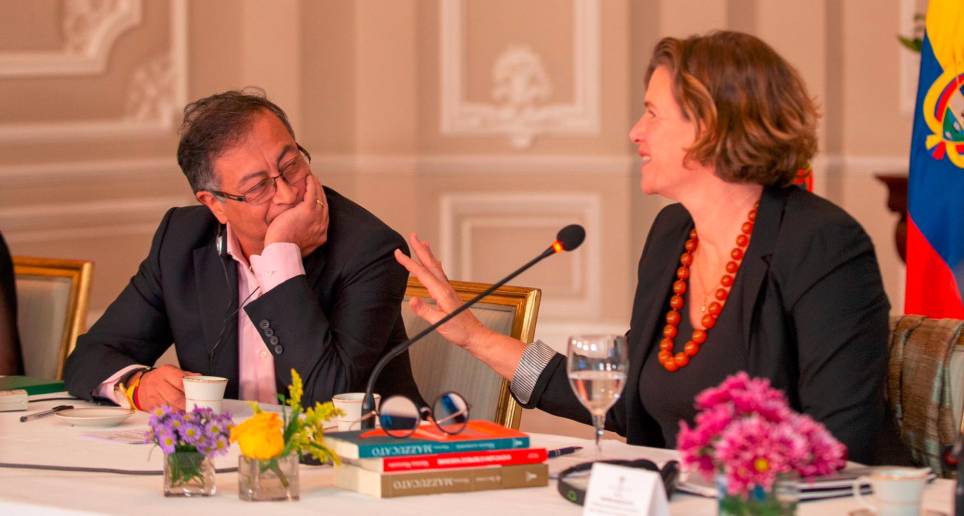 El presidente, Gustavo Petro, con la economista Mariana Mazzucato. La experta italo-estadounidense propone redistribuir la riqueza y cambiar el moelo de contratación del Estado, un formato similar al que plantea el mandatario con sus contratos a las Juntas de Acción Comunal. FOTO: Cortesía Presidencia