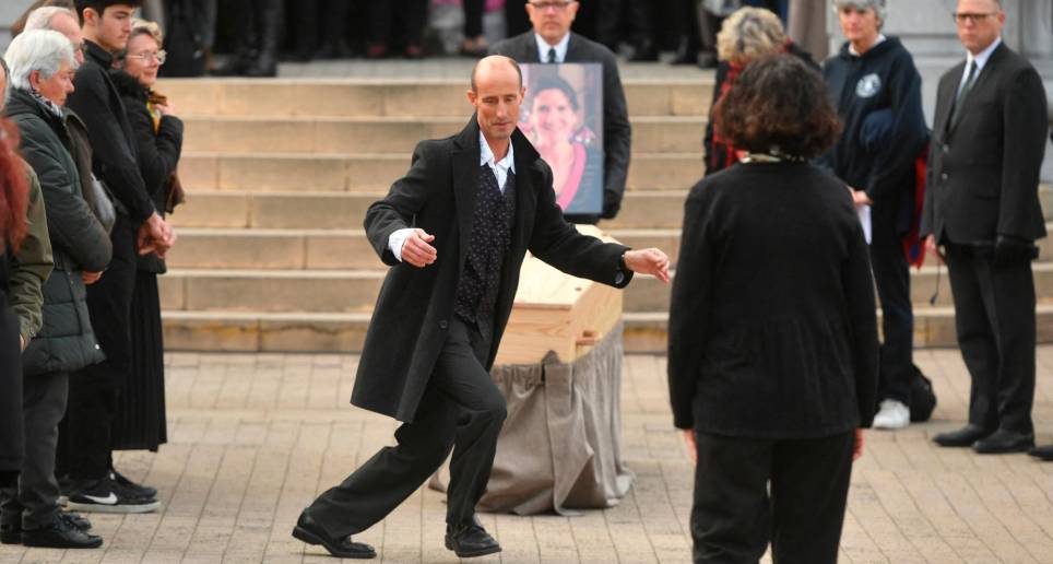 El esposo de Agnès Lassalle la despidió bailando la versión francesa de “Love”, canción de Nat King Cole. FOTO: AFP