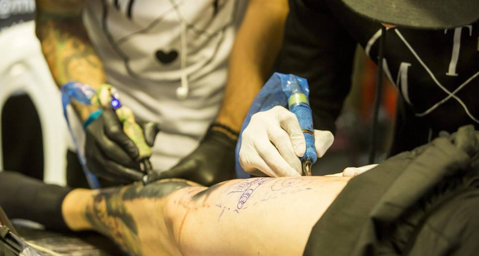 La discusión de los tatuajes trasciende de lo estético y pasa a ser un debate de salud. FOTO: Carlos Velásquez.