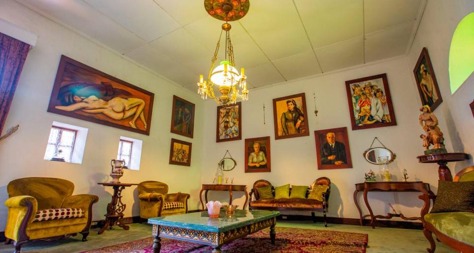 La Casa está llena de objetos personales que hablan de la artista y de la mujer. Hay pinturas y rosarios y guantes y fotografías de la familia. Está en la Cra. 43 #32A sur-73. FOTOS ESNEYDER GUTIÉRREZ. 