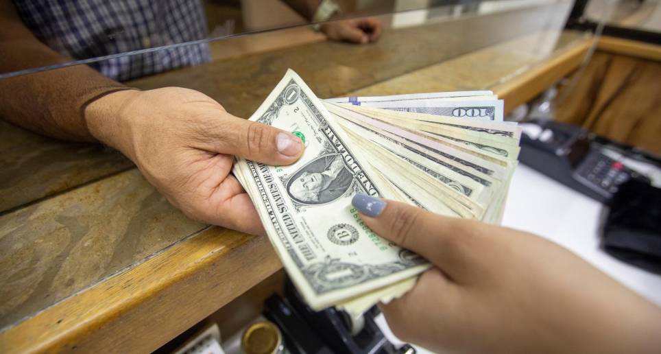 La tendencia del dólar continúa a la baja y el precio promedio con el que cerró fue de $4.552,53, unos $64,05 abajo de la TRM, que para hoy está en $4,616.58. FOTO Carlos Alberto Velásquez