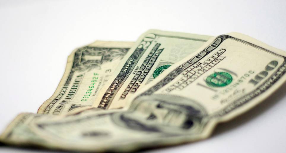 Con un posible acuerdo sobre el techo de deuda en Estados Unidos, el dólar next day (por festivo del Memorial Day) abrió una nueva semana de cotización a la baja a $4.416,40. FOTO Colprensa