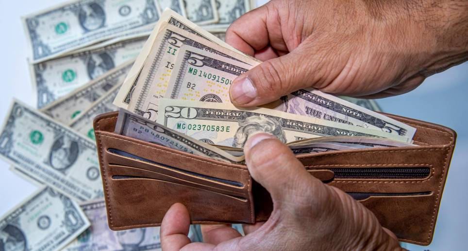 Este miércoles la divisa abrió en $4.405 en promedio, unos $4 abajo de a la TRM, que para hoy está en $4.408,65, movimiento que va en línea con el posible acuerdo en el techo de deuda en EE.UU. FOTO Carlos Alberto velásquez