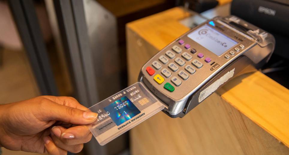 Las cifras más recientes de la Superfinanciera, con corte a noviembre de 2022, indican que en Colombia había 16,09 millones de tarjetas de crédito vigentes, y el rey de ese mercado es Bancolombia con 2,61 millones de plásticos. FOTO Archivo