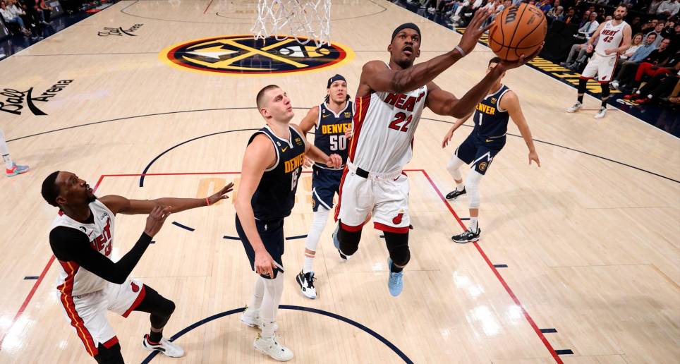 Jimmy Butler (con el balón), una de las grandes figuras del segundo juego de las finales de la NBA. FOTO AFP