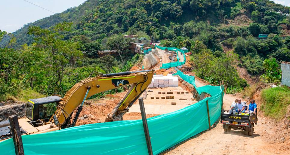 La Concesión Pacífico Dos informó que los trabajos en el tramo Santa Bárbara - La Pintada en el sector La Quiebra del Guamito, donde la vía colapsó en mayo del año pasado, están avanzando a buen ritmo y que el 30 de abril la carretera será puesta de nuevo al servicio, al menos para vehículos pequeños. Foto: Esneyder Gutiérrez 