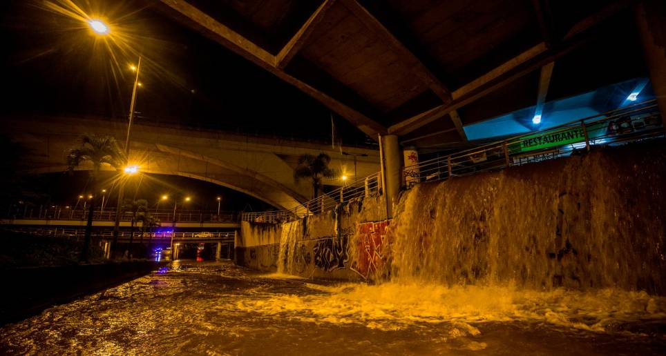 Durante la mañana de este jueves, pese a que la mayor parte del agua ya había sido drenada, las autoridades aún adelantaban labores de limpieza. Foto : Camilo Suárez Echeverry