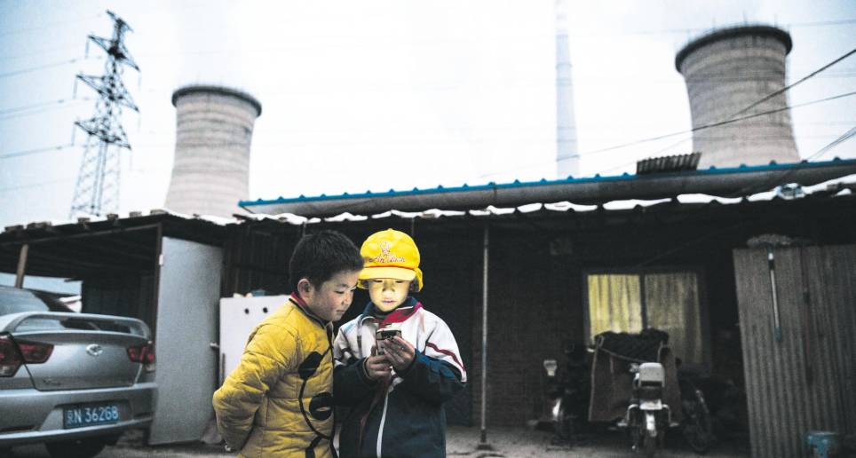 Tras la normativa restrictiva hecha en China sobre el uso de videojuegos en línea y redes sociales en menores de edad, la discusión se centra en qué es mejor si prohibir, regular o negociar. FOTO Getty