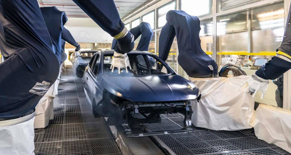 Las personas y los robots trabajan juntos de manera “colaborativa” y eso garantiza calidad en los procesos. FOTO cortesía hyundai