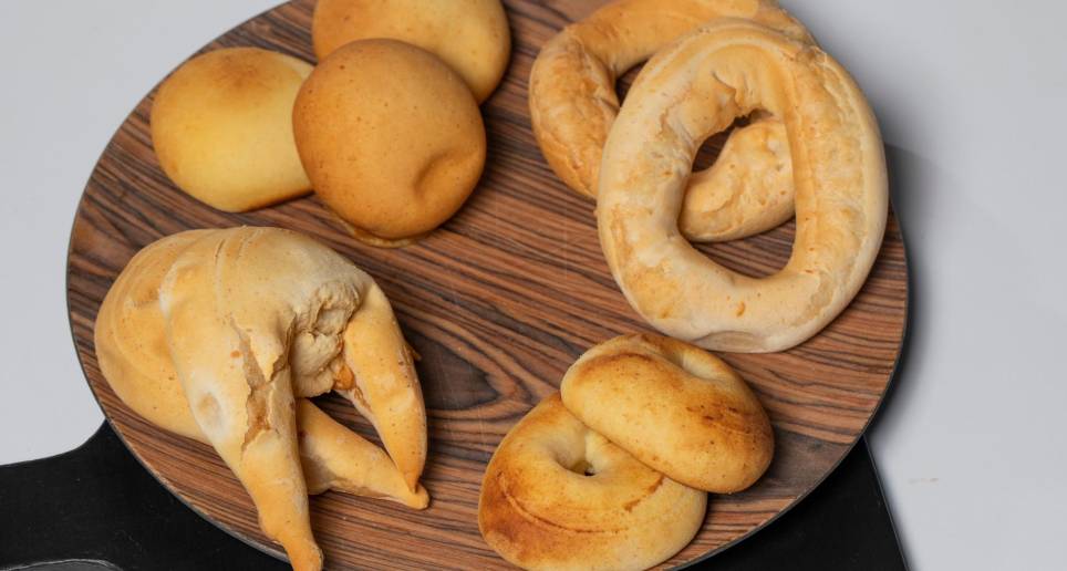 Estas preparaciones tradicionales de la panadería colombiana tienen la misma base: maíz y queso Foto EL COLOMBIANO