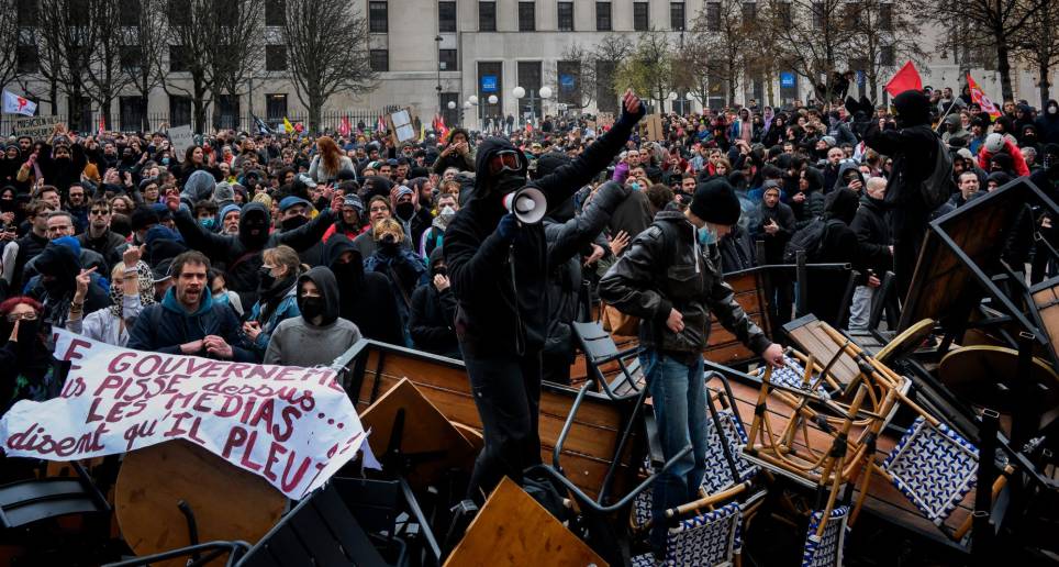 Desde enero los franceses han salido a la calle a protestar por la reforma pensional propuesta por el presidente Emmanuel Macron. Piden que se cambie o se retire para no seguir en la protesta. FOTO AFP