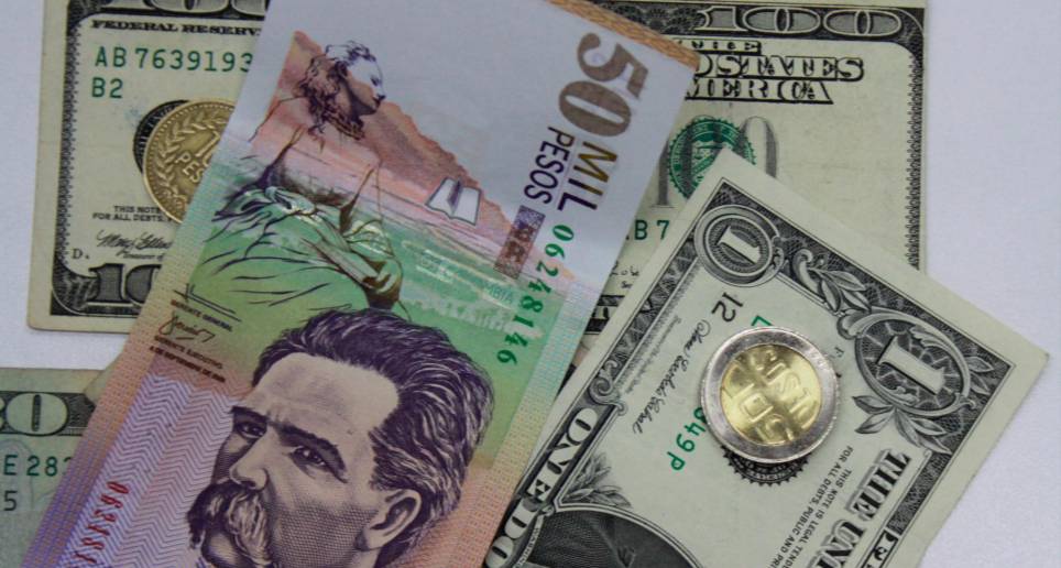 El dólar se negoció en promedio hoy en la bolsa a $4.306,96. FOTO Manuel Saldarriaga