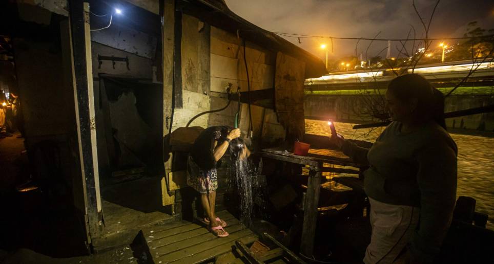 En la noche sin electricidad, los habitantes del barrio utilizaron velas y celulares para orientarse. FOTO: CARLOS VELÁSQUEZ
