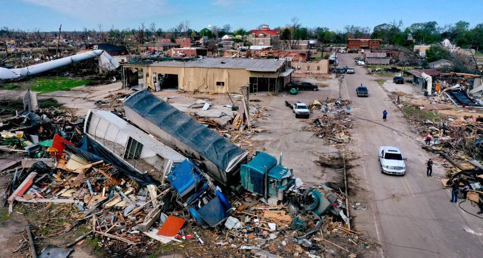 Biden puso fondos federales a disposición de las personas afectadas por los tornados. FOTO: EFE
