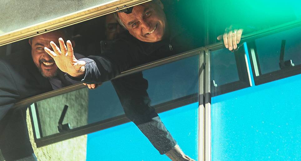 El expresidente de Brasil, Jair Bolsonaro, regresó este jueves a Brasil, después de permanecer tres meses en Estados Unidos, país al que viajó dos días antes de dejar el poder, en medio de un fuerte esquema de seguridad montado en el aeropuerto de Brasilia. FOTO: EFE