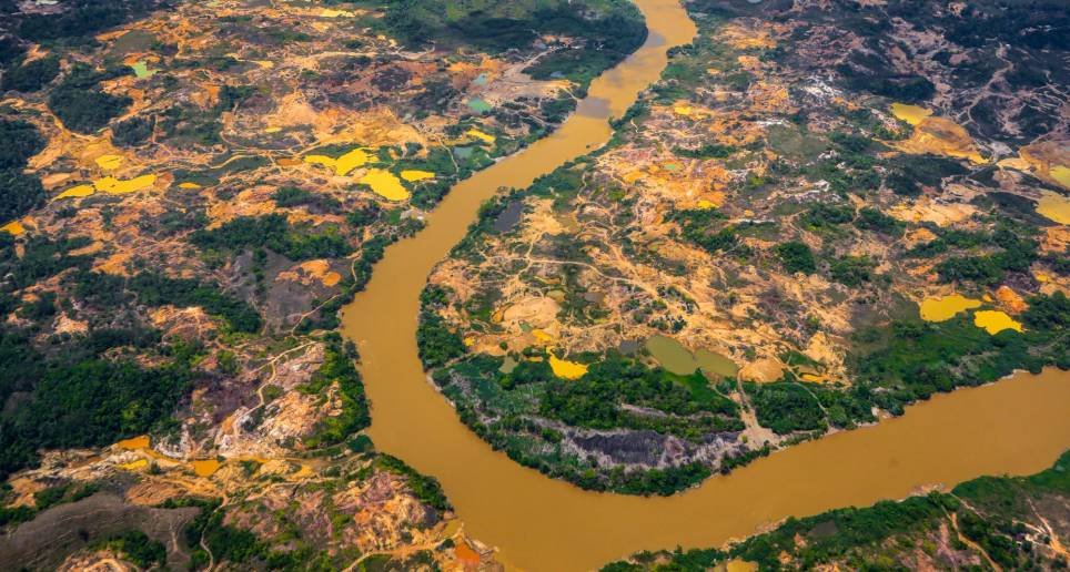 Estas zonas desnuden la piel de un territorio destruido y sumido en el terror que ejercen los ilegales para apoderarse de una práctica ancestral de la que vive la mayoría de pobladores. Foto: MANUEL SALDARRIAGA QUINTERO.