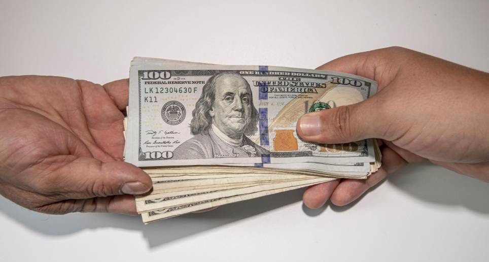 En la apertura, el dólar bajó $7 frente a la TRM vigente. FOTO: CARLOS VELÁSQUEZ