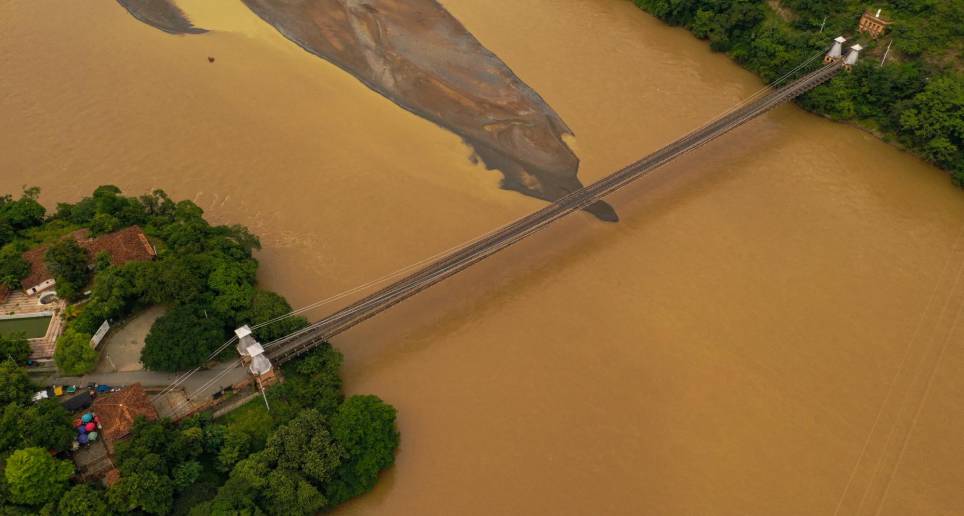 Cada siglo tuvo un puente para cruzar el río Cauca y llegar a Urabá